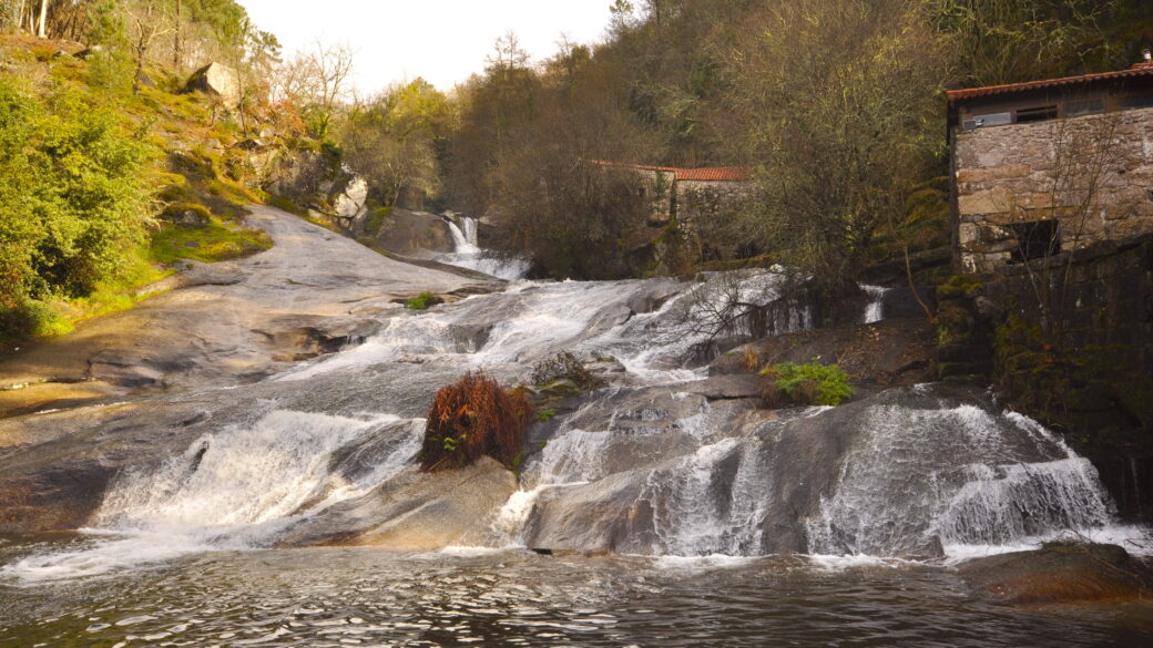 Wodospady w prowincji Pontevedra (Fervenza de Raxoi, Sagade Caldas, Rio Barosa)